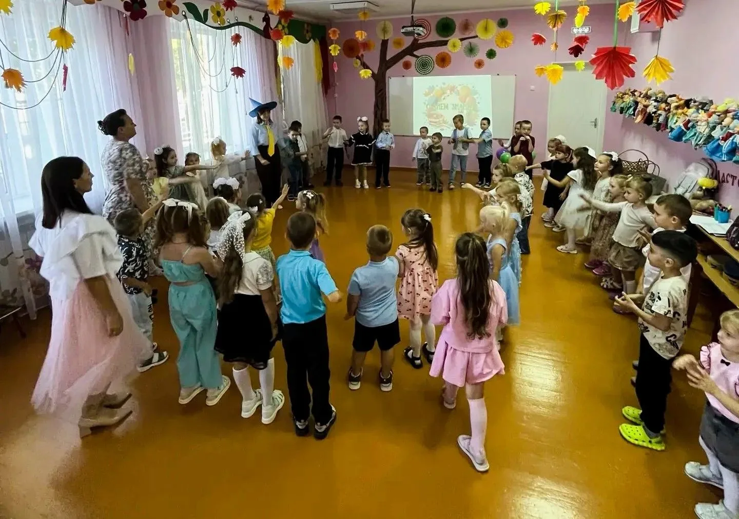 День Знаний в детском саду – это весёлый и познавательный праздник, который открывает н...