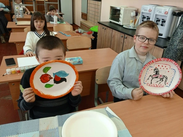 💫С начала учебного года в школе открыт кружок художественной направленности 🖌️"Роспись по дереву".  