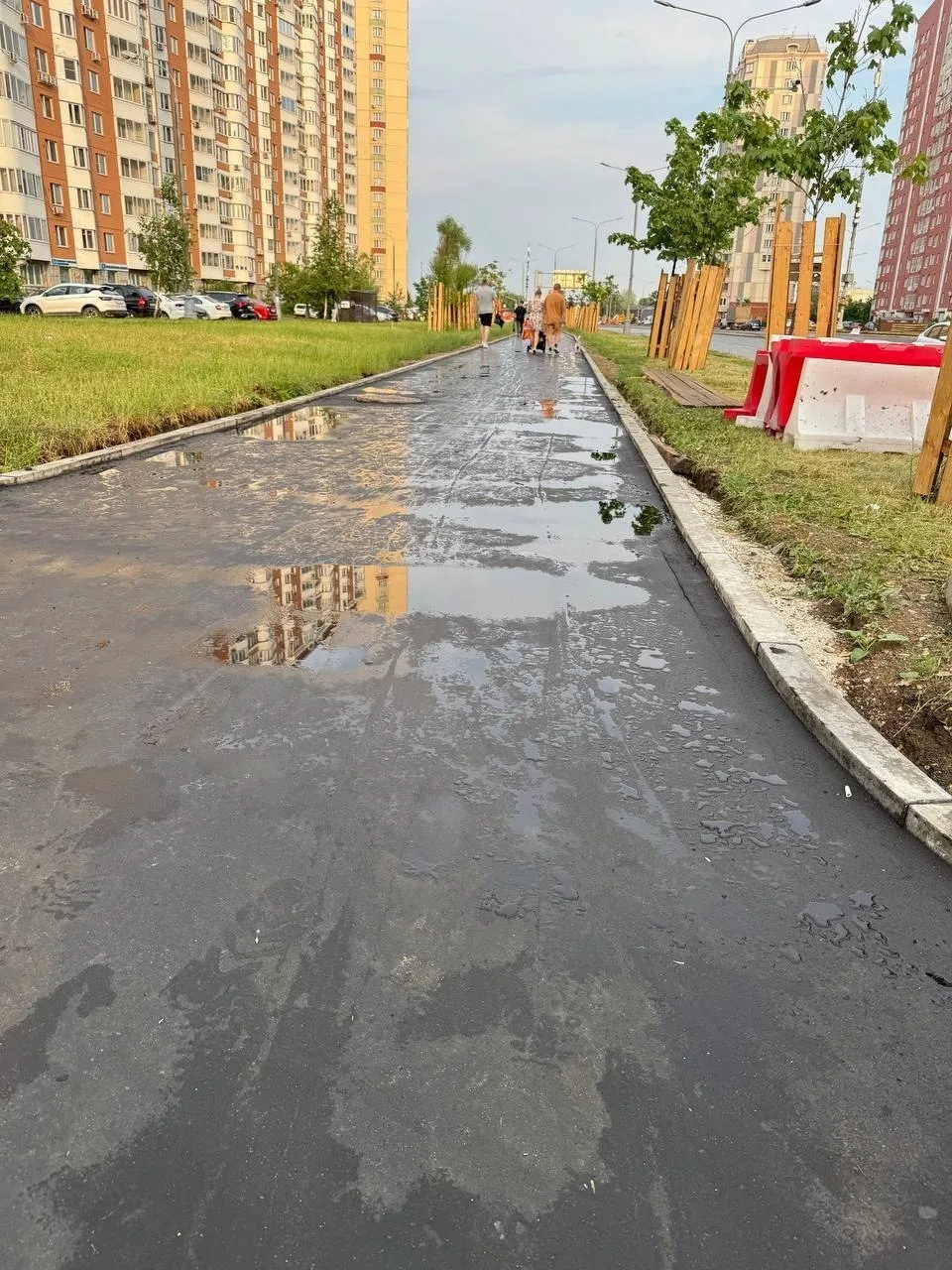 Продолжается благоустройство на Покровской улице. На многих дорожках уже уложен свежий ...