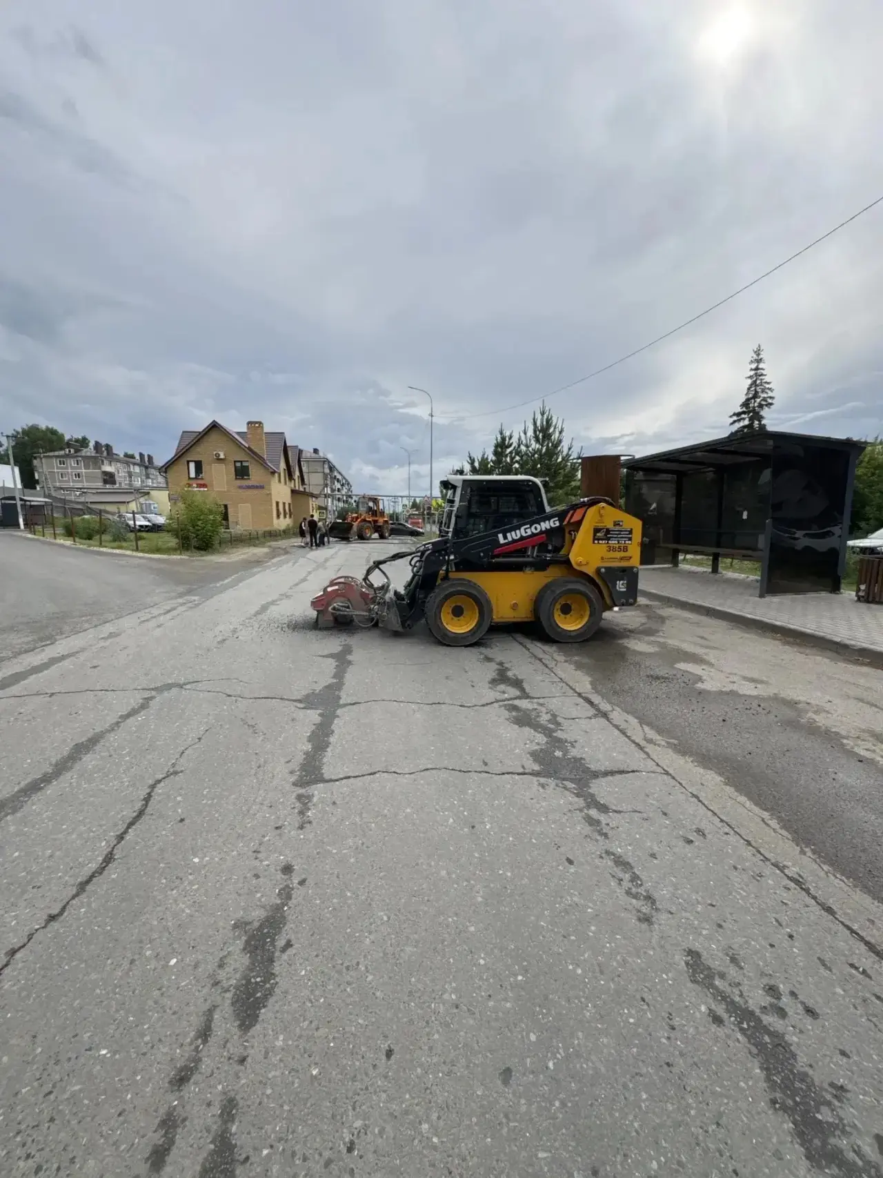 🚧 В селе Высокая Гора продолжается ямочный ремонт