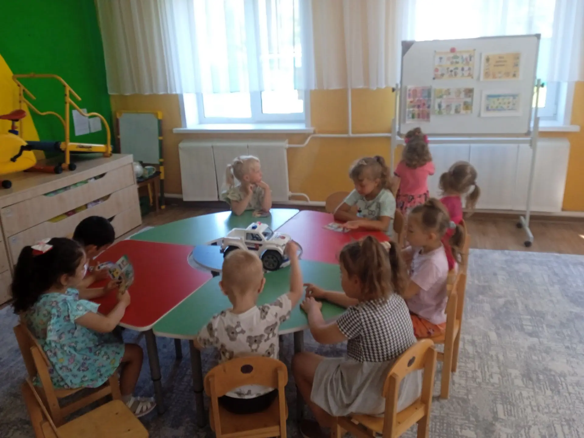 Знакомство с профессиями в детском саду строится через сюжетно-ролевые игры, беседы и экскурсии. Луч