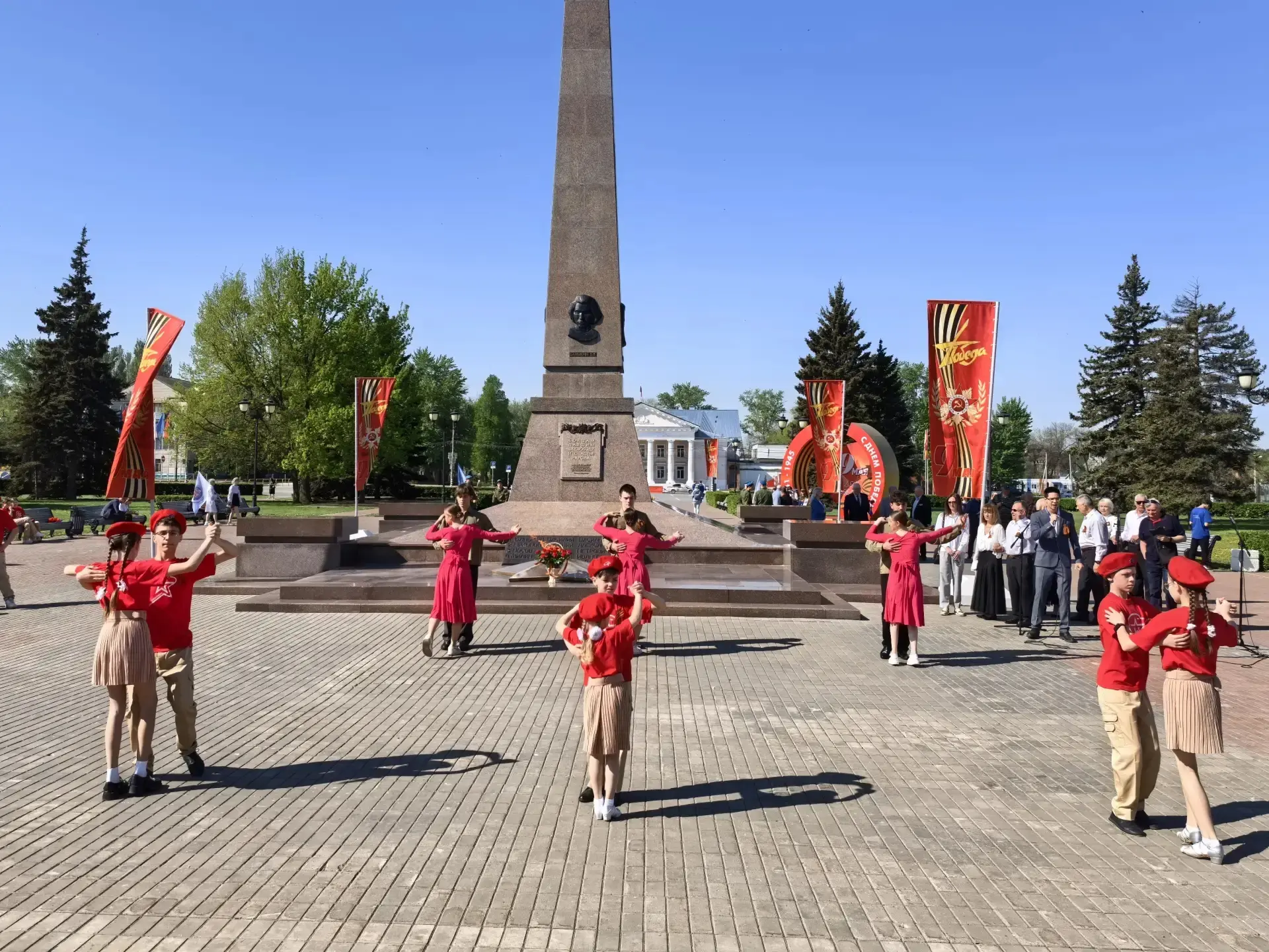 🇷🇺 8 мая наш Лицей принял участие в памятной акции «Преемственность поколений», посвящённой Дню Побе