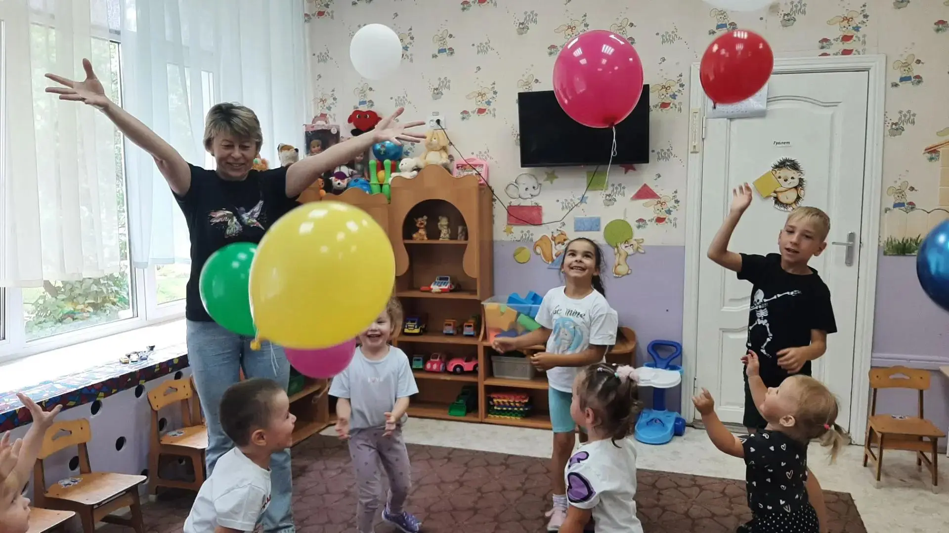 Воздушные шары – это всегда символ детства и лета, без них не обходится ни один детский праздник! 
И
