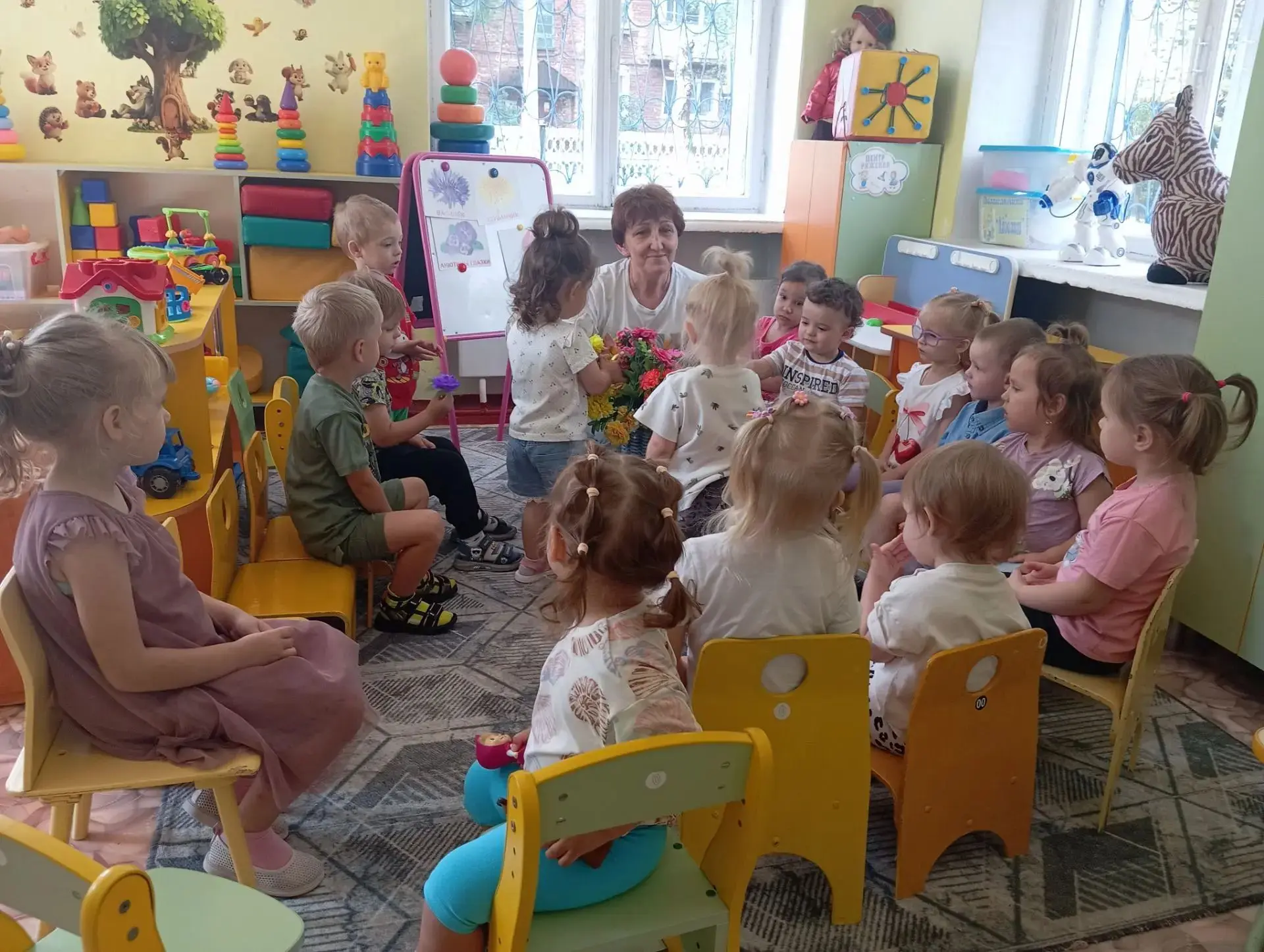 🌸💐 Сегодня у нас прошел насыщенный и весёлый день, посвящённый цветам! Дети изучали разнообразные 