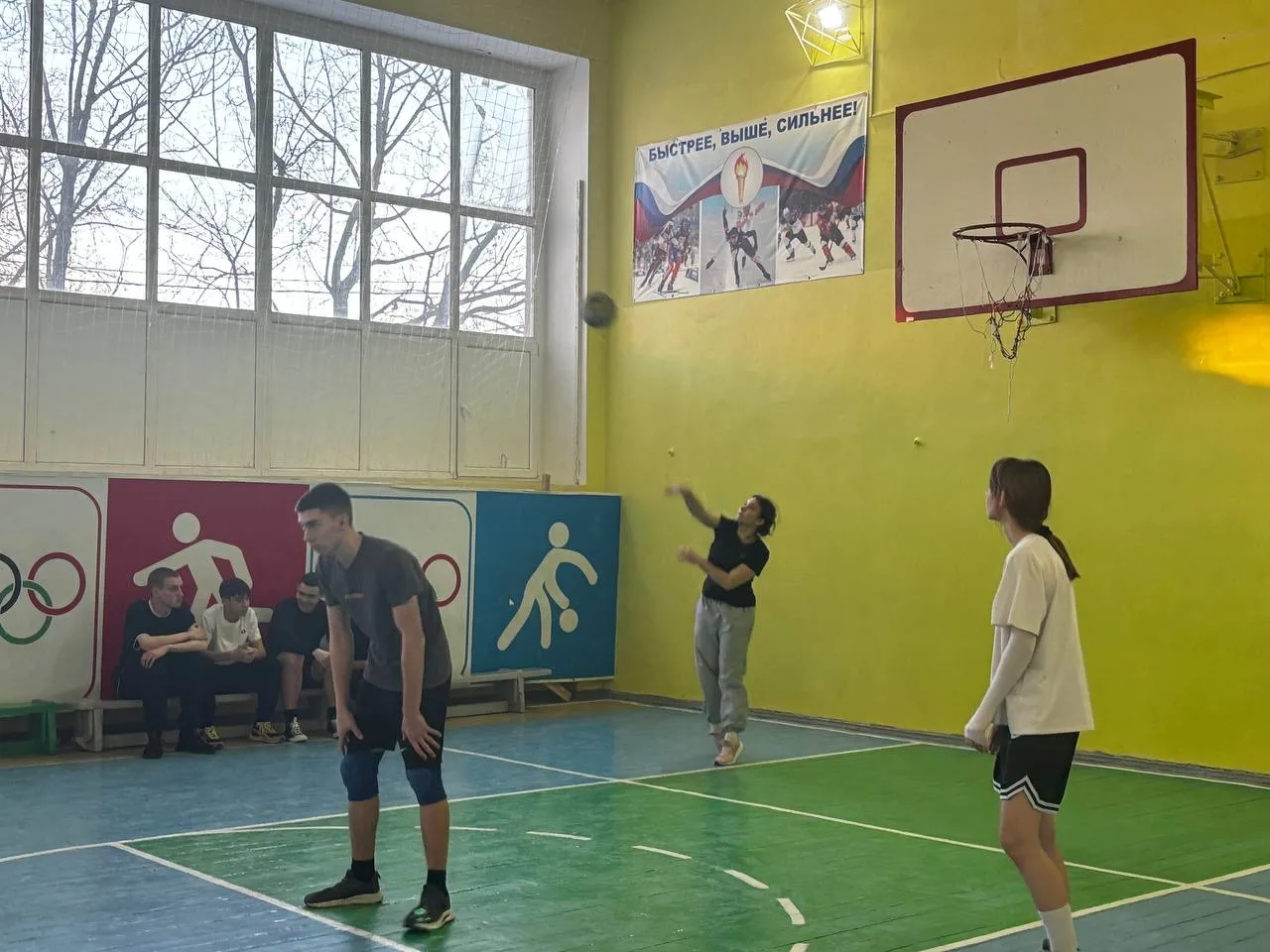 🏐 Волейбольная битва! Сегодня в нашей школе прошло захватывающее первенство по волейболу среди 8-11 