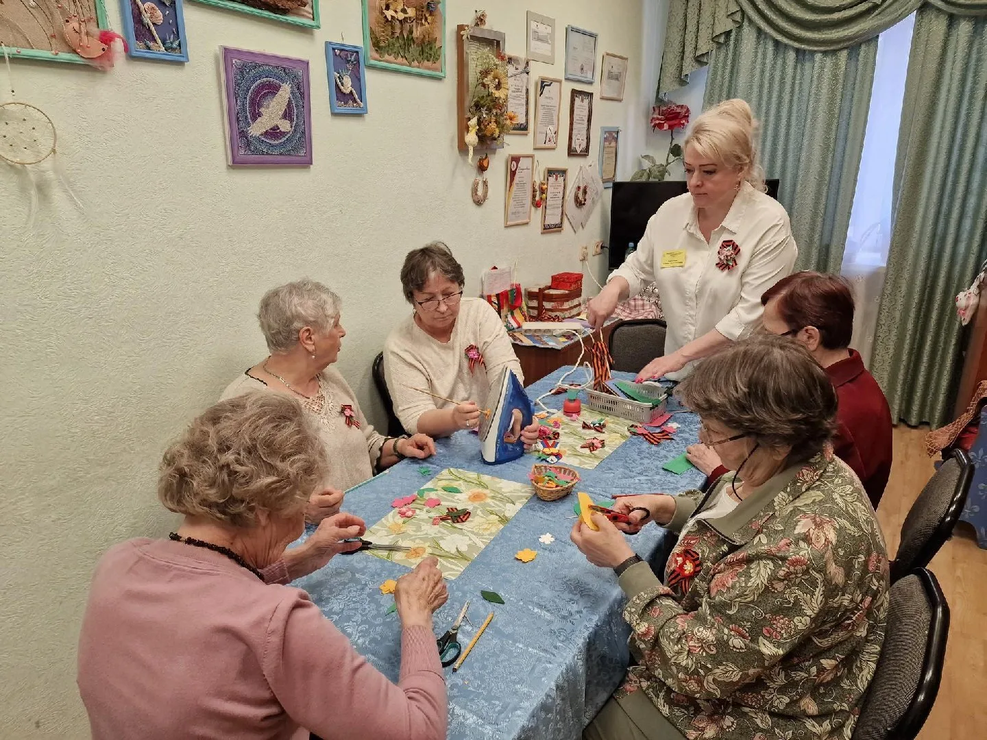 В Балашихе участницы программы «Активное долголетие» сделали 50 георгиевских брошей к Дню Победы. Ма