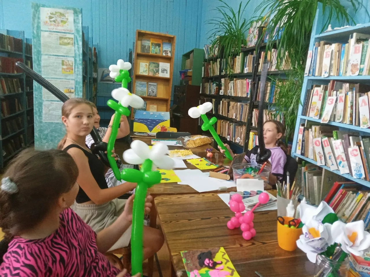 ☀⛱Лето — жаркая пора, 
Светит солнышко с утра, 
Даже если дождь пойдёт — 
Вокруг сияет всё, поёт. 
Л