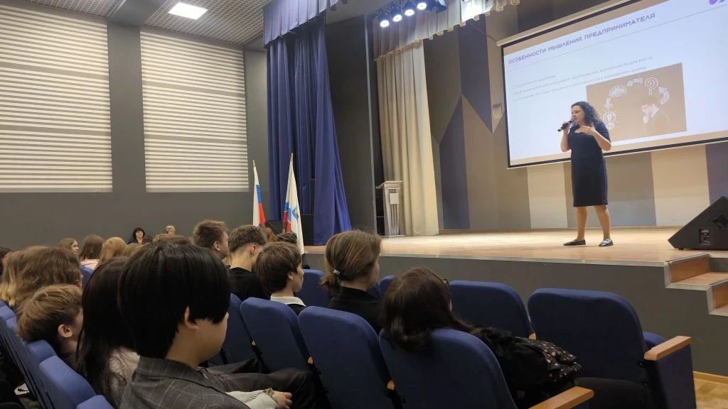 16 марта в рамках урока "Разговоры о важном" перед учениками 7-ых, 9-ых, 10-ых и 11-ых классов с тем