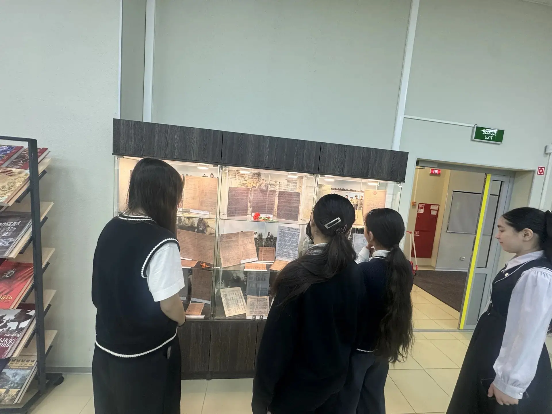 14 мая ученики 7Д класса 🧑‍🏫 с классным руководителем Садыговой С.А. посетили « Муниципальный архив 