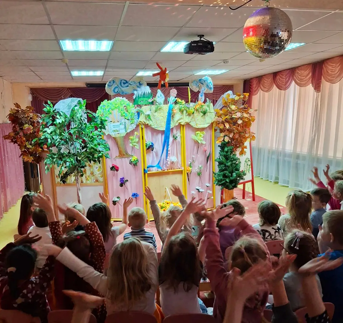🎭 День летнего театра в дошкольном отделении

На этой неделе ребята в корпусе 1А вместе со своими в