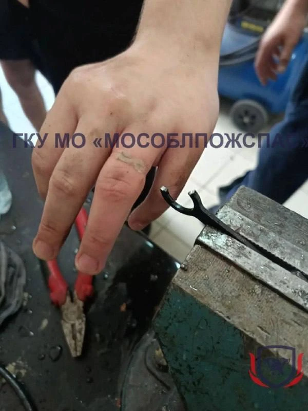 В Мытищах спасатели помогли подростку, который засунул палец в металлическое отверстие на рукоятке к