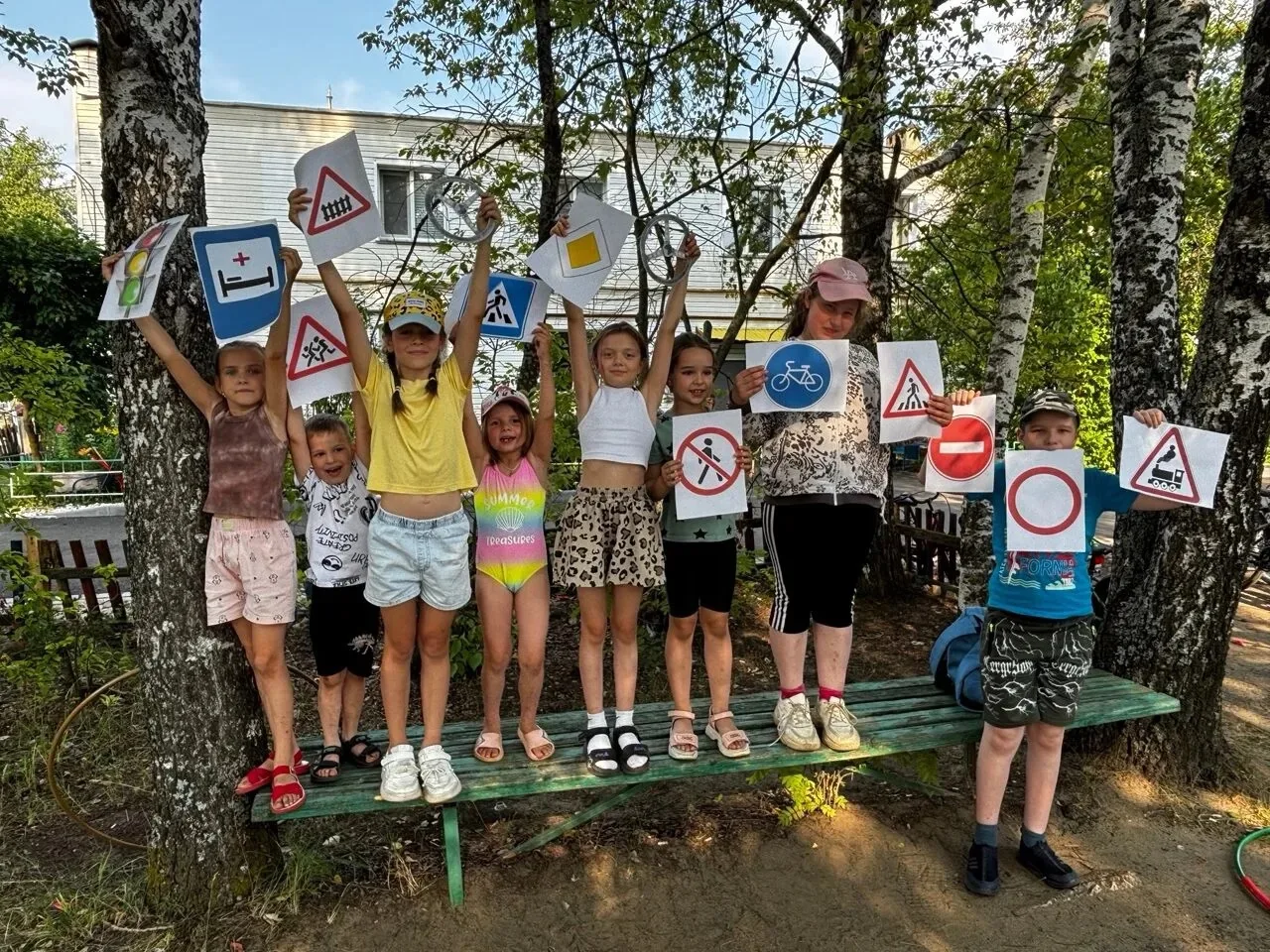 🌞 Солнце, смех и правила безопасности! На детской площадке по ул. Бурденко прошел познавательно-игр