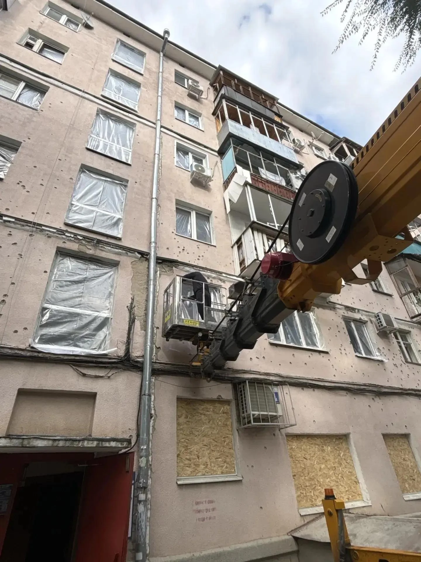 Продолжается устранение последствий атаки БПЛА. Работы ведутся не только на поврежденны...