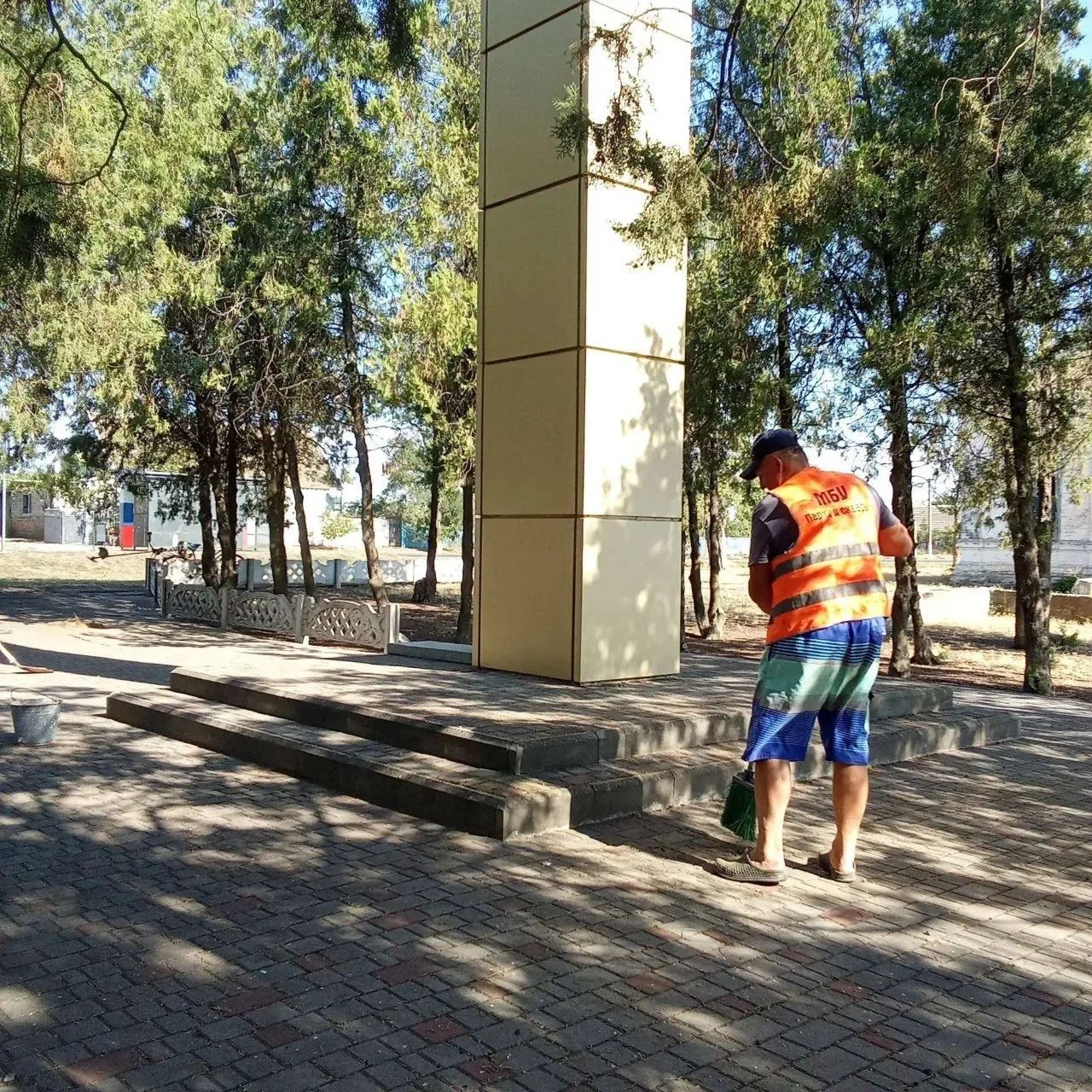 Сотрудники МБУ «Парки и скверы» выполнили в селе Райновка уборку территории мемориала и...