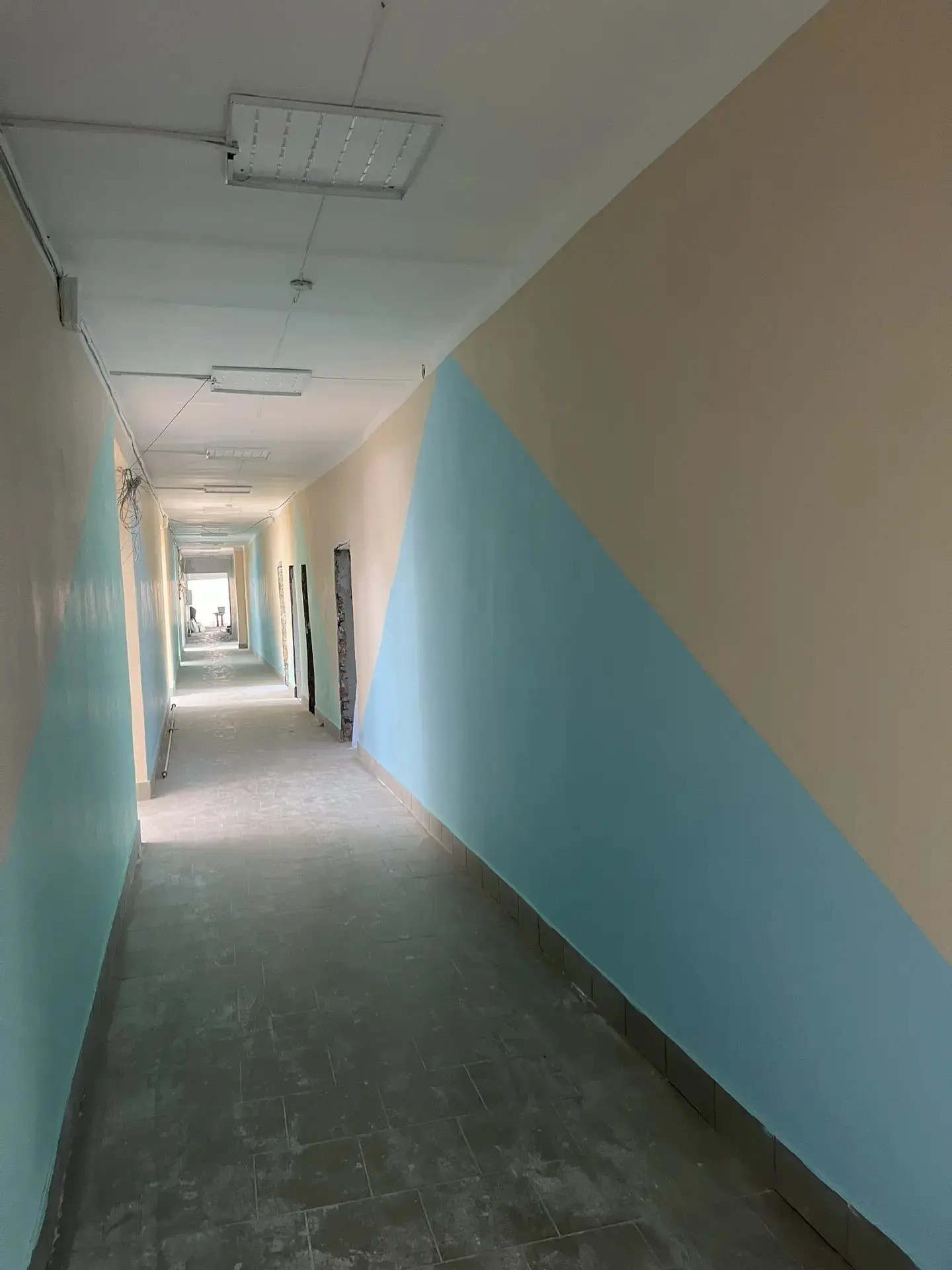 🖌️Капитальный ремонт 🫟
В Парфеньевской школе продолжается капитальный ремонт. 
Лестничные пролеты 