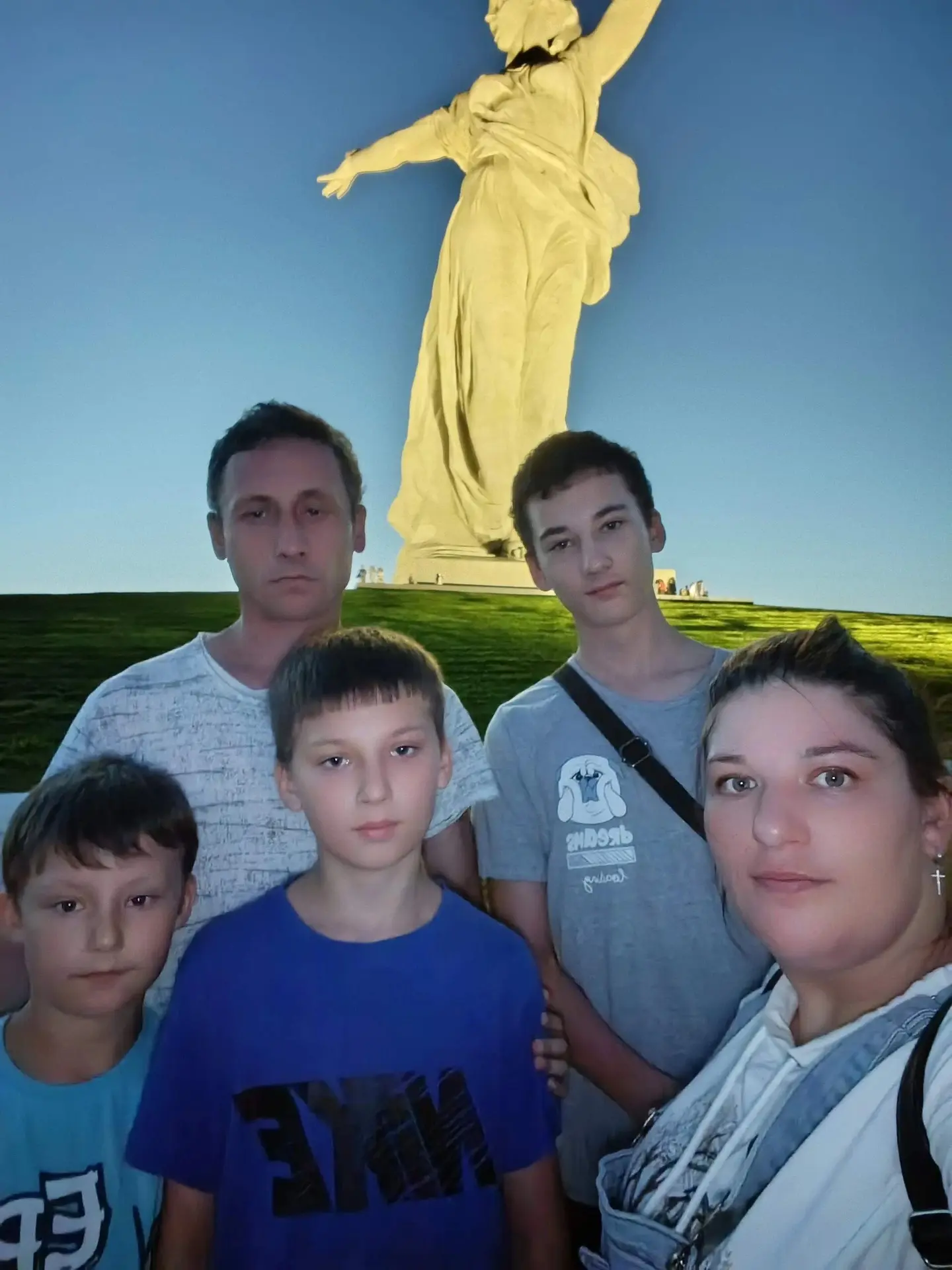 Начало отпуска- , пишет мама Светлана. Наши парни в городе - герое Волгограде. Желаем, ...