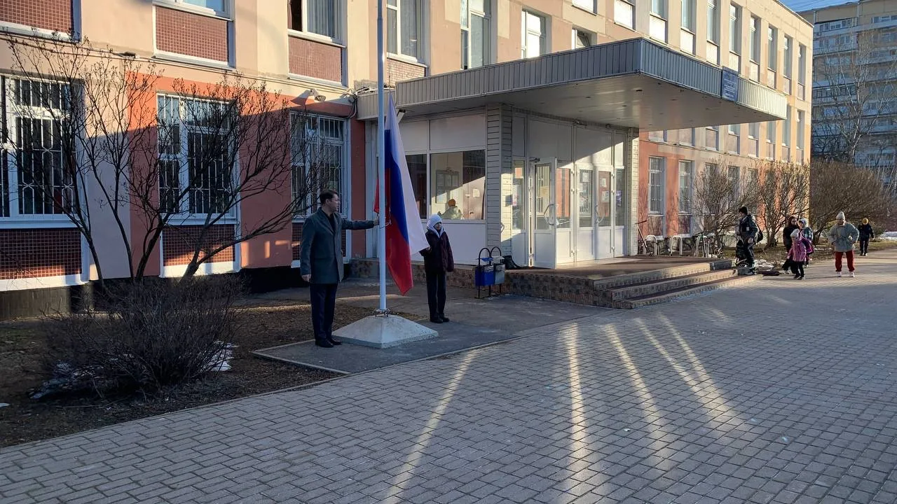 🇷🇺 В понедельник наша неделя началась с традиционной церемонии поднятия флага Российской Федерации и