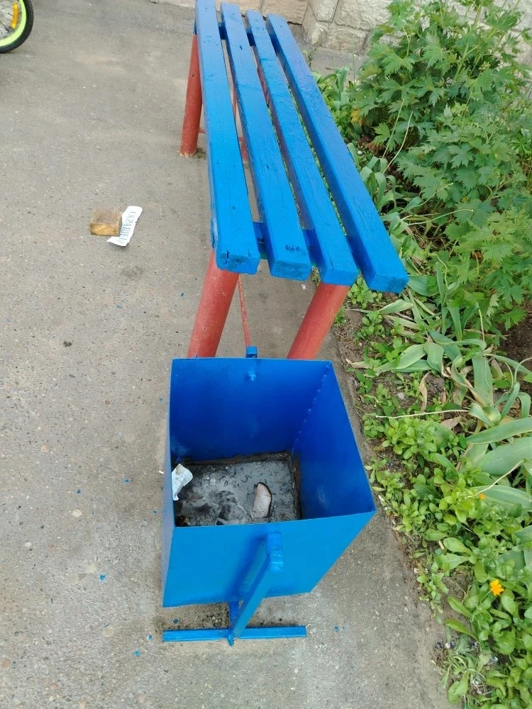 Скамейки «переодеваются» в яркие цвета.