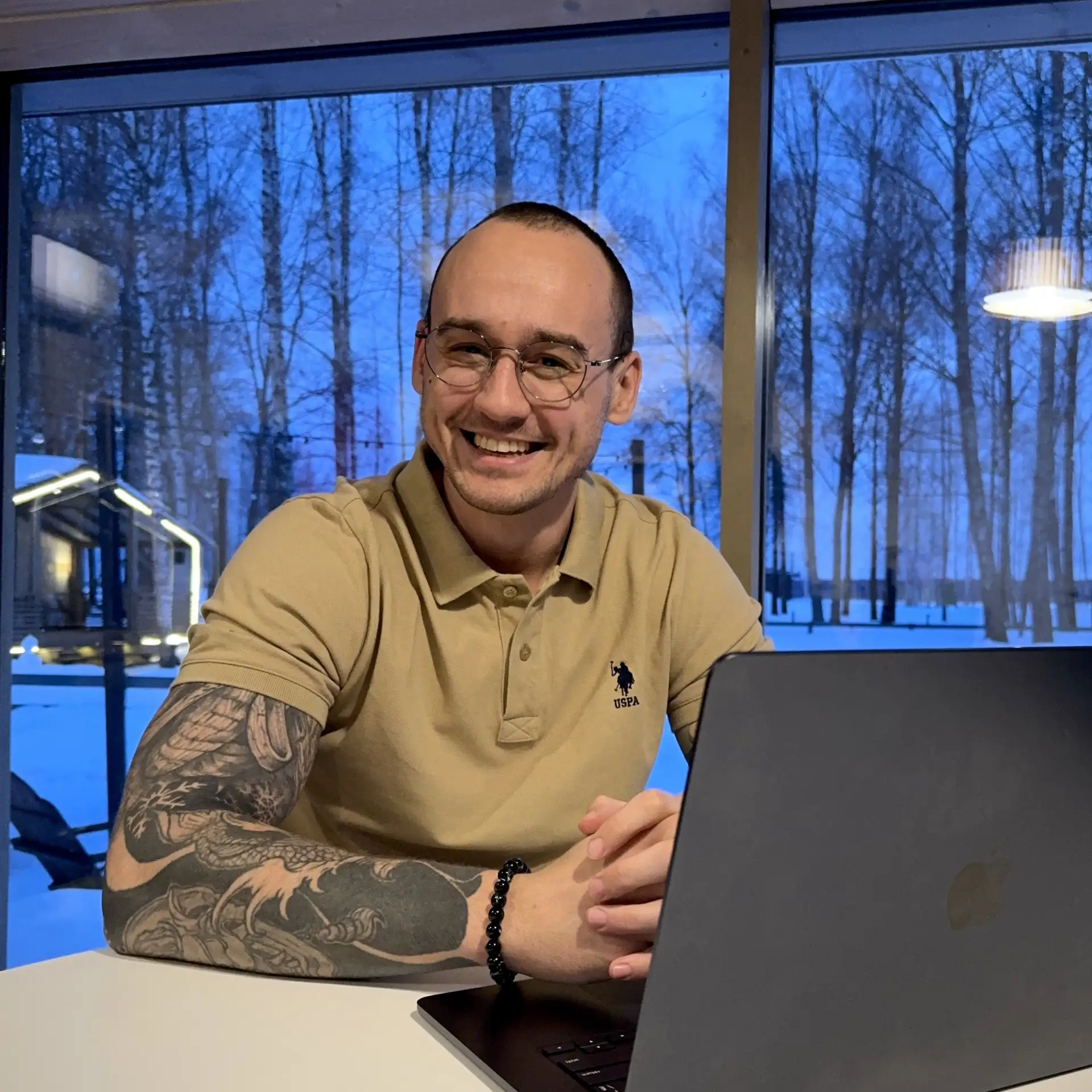 Привет! Я Александр Володин 👋 

Здесь мы превращаем искусственный интеллект из хайпа в реальный биз