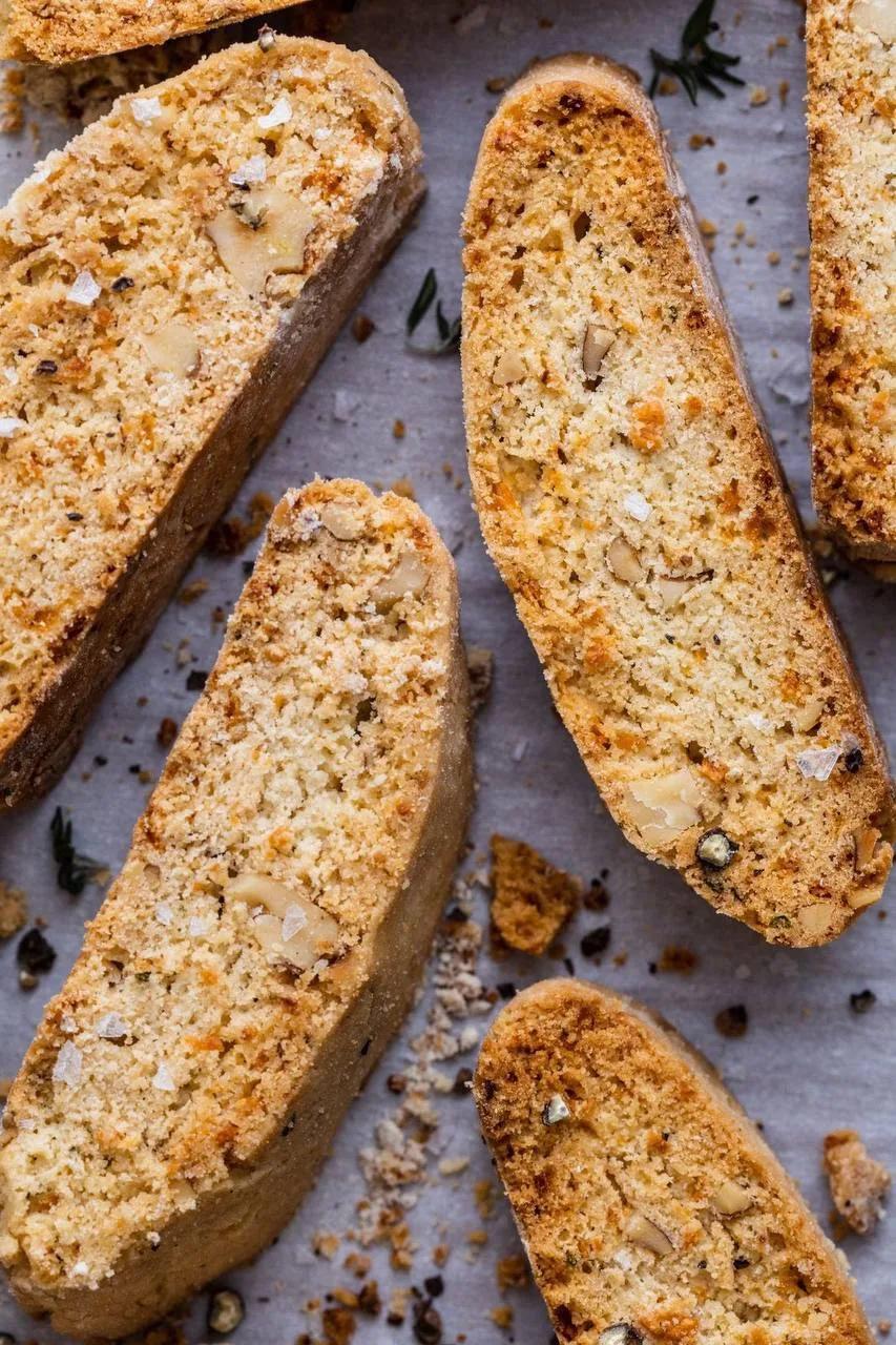 Это очень вкусно и просто!

Бискотти с пармезаном 🇮🇹

Хрустящие, тающие. С ароматом сыра и орешкам