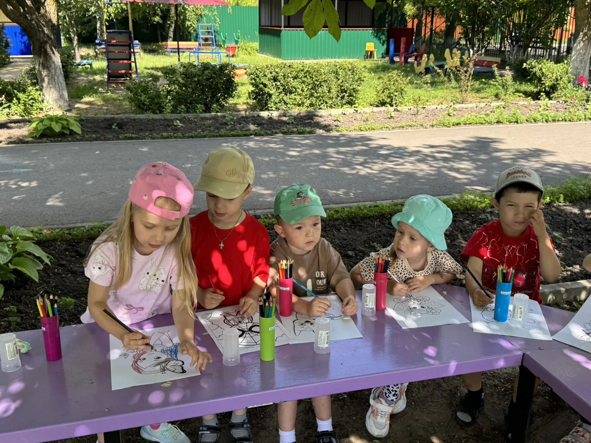 🎨Рисование на свежем воздухе в нашем детском саду!🥹

Сегодня старшая группа вышли на прогулку не п