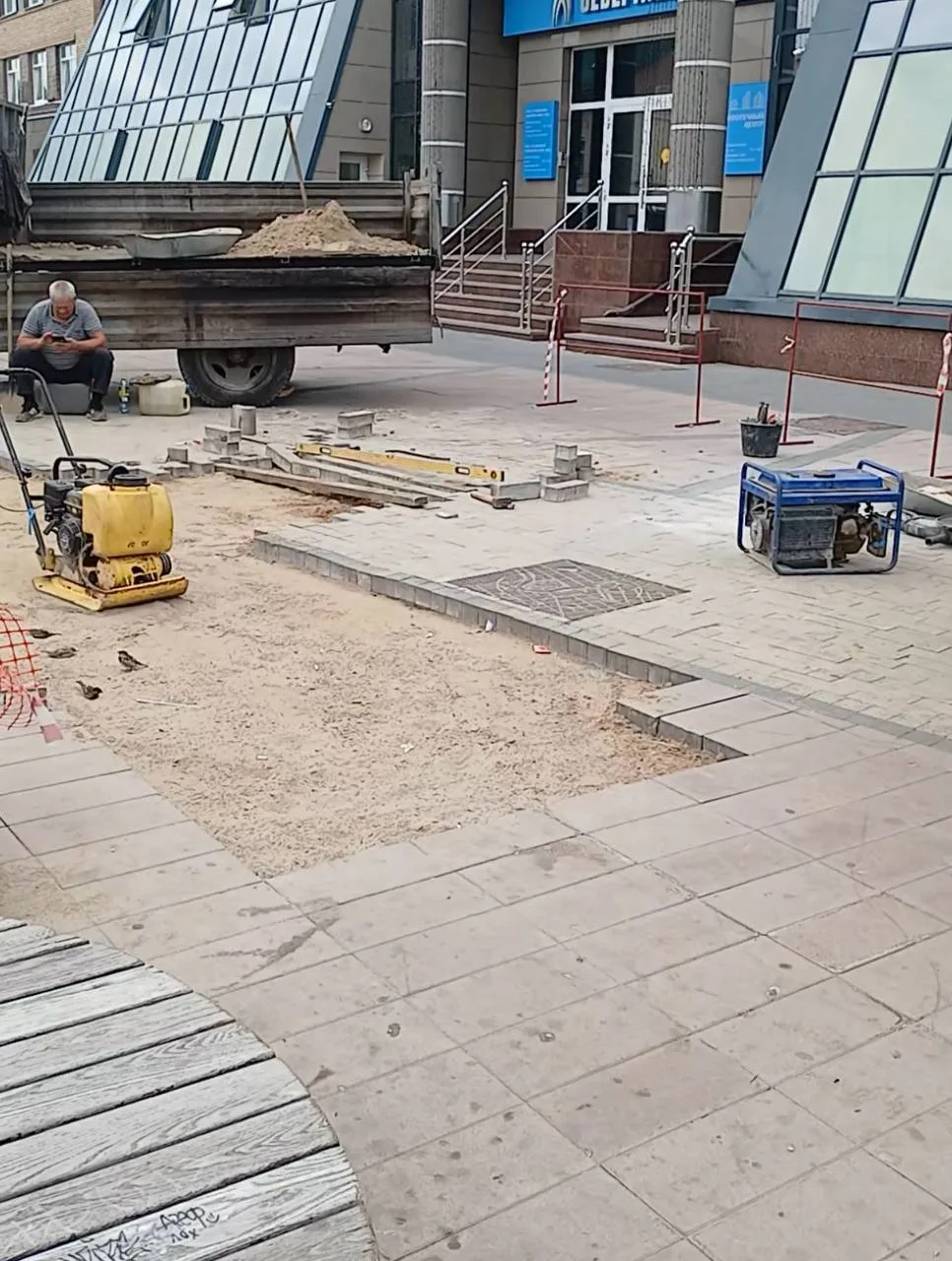 Плитку у ЦУМа в Вологде снова перекладывают.