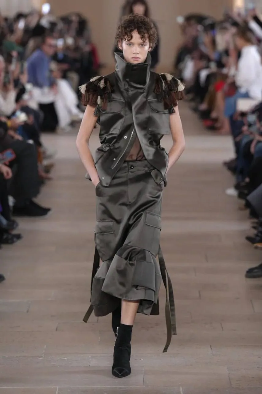 Sacai весна–лето 2027. Титосэ Абэ продолжает работу с утилитарным гардеробом, начатую в...