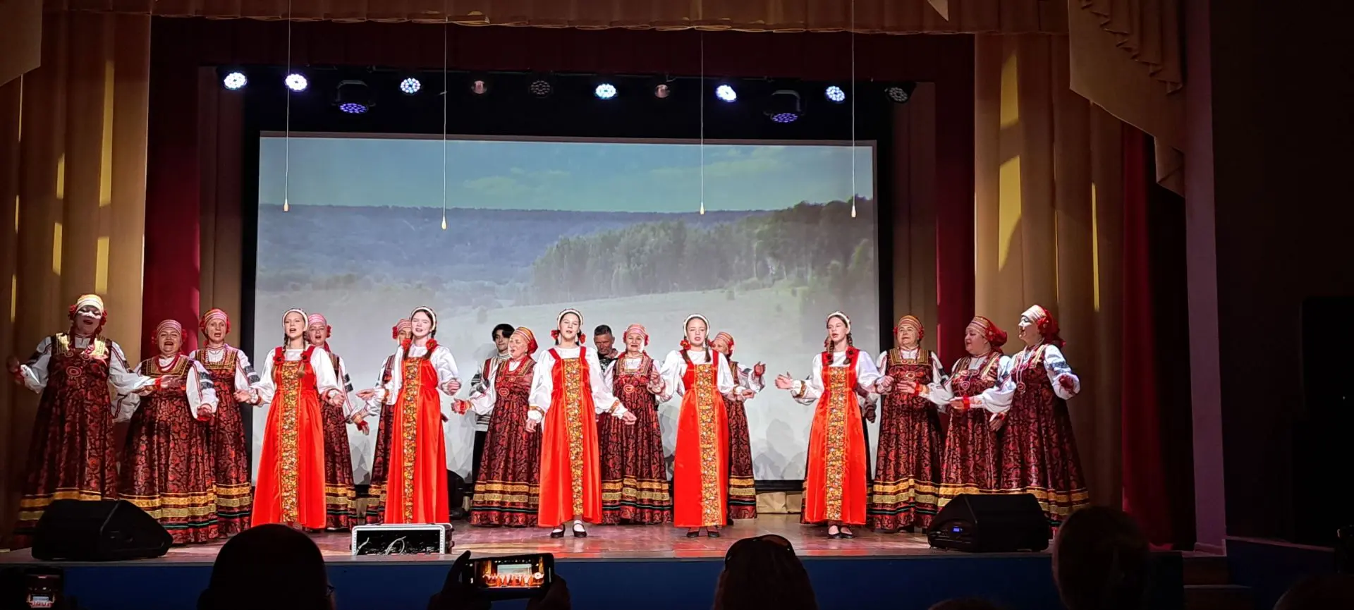 Праздничное настроение в День России!

Наши педагоги посетили концерт, который прошёл 11 июня в ЦКР 