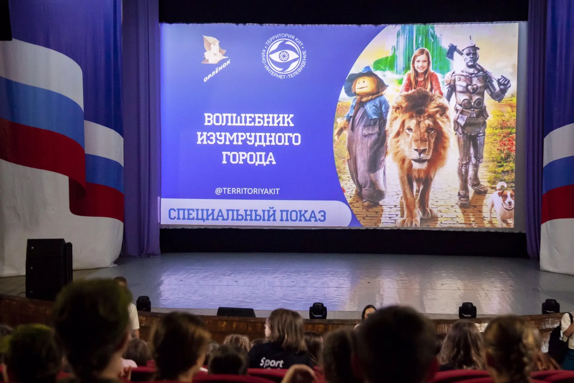 Не за Гудвином, а за собой 💫

Вы слышали этот звук? Шуршание жёлтых кирпичей под ногами и стук храб