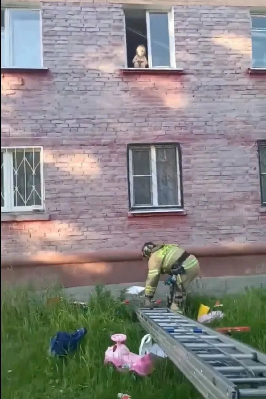 Спасатели предотвратили падение детей из окна в Усолье-Сибирском❕