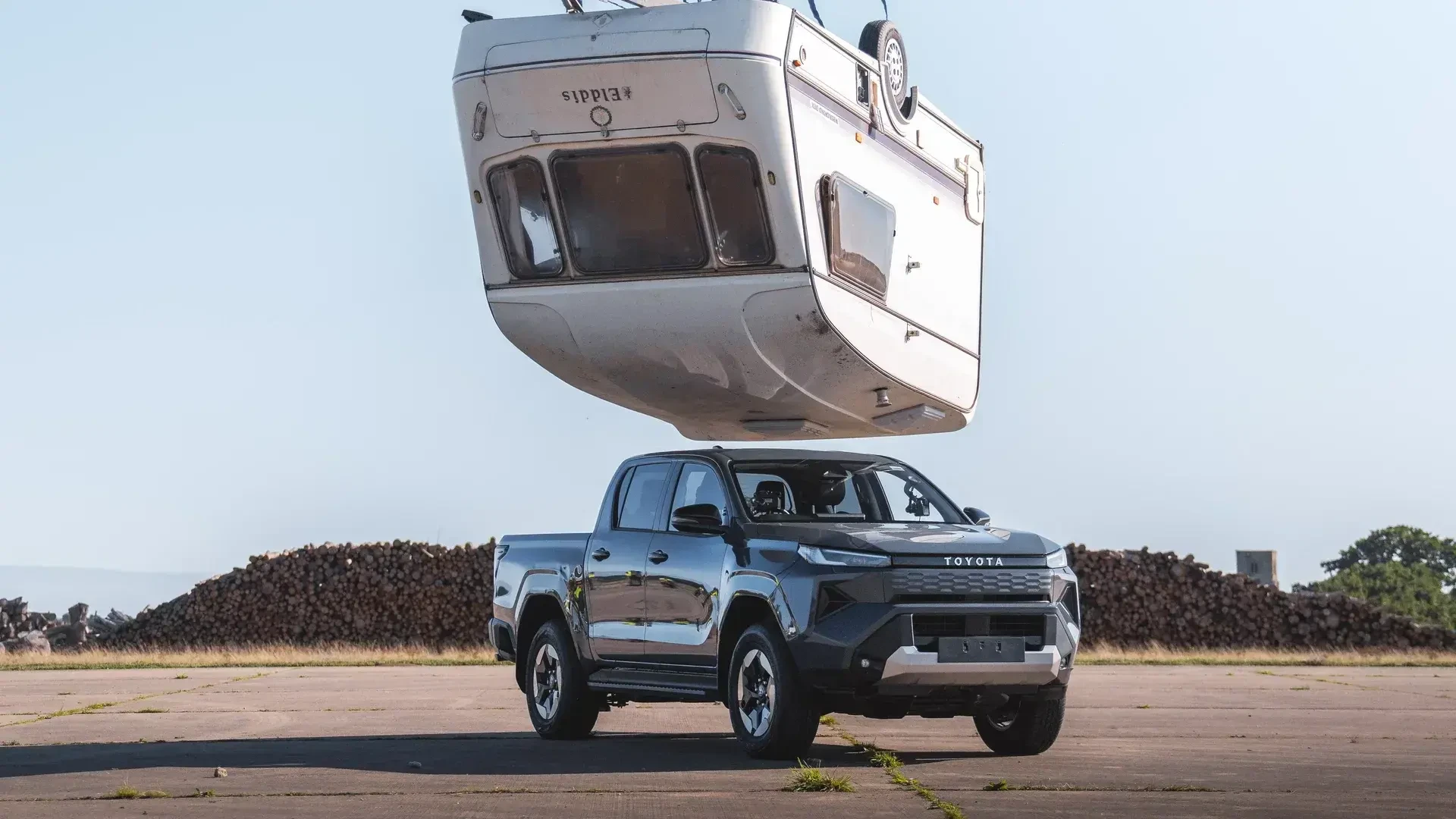 Электрический Toyota Hilux выдержал удар автодомом весом в три четверти тонны.