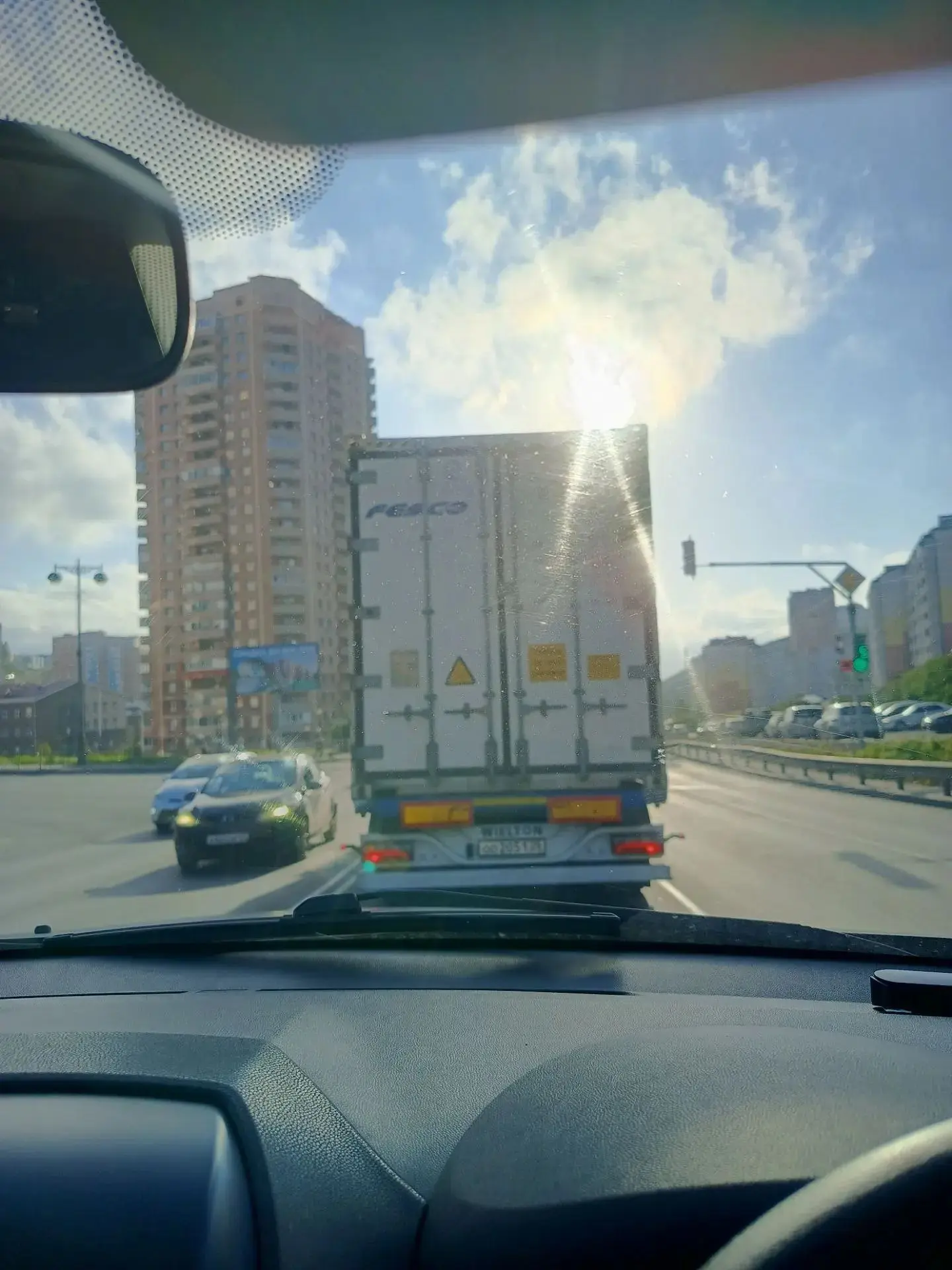 Здравствуйте. Улица Адмирала Смирнова. По всей дороге. Грузовики .