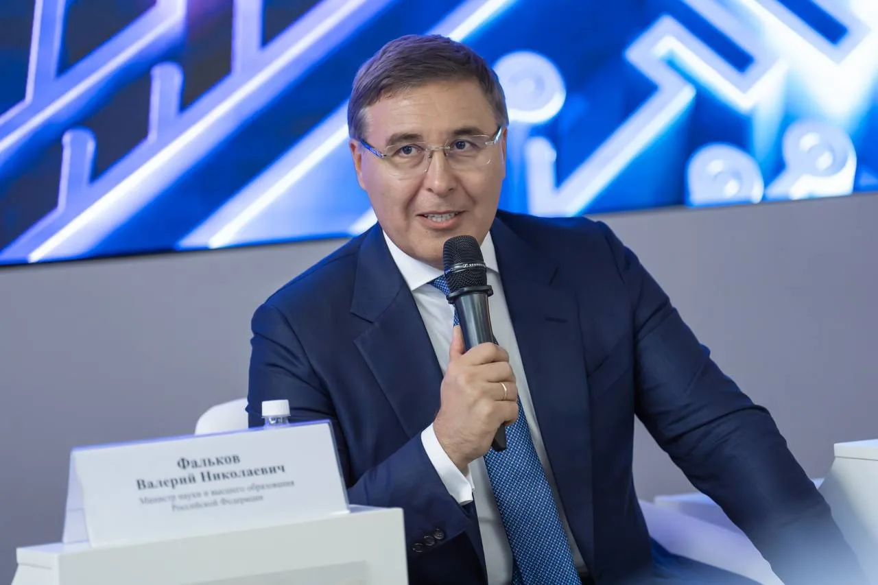 Глава Минобрнауки Валерий Фальков и президент Российской академии наук Геннадий Красник...