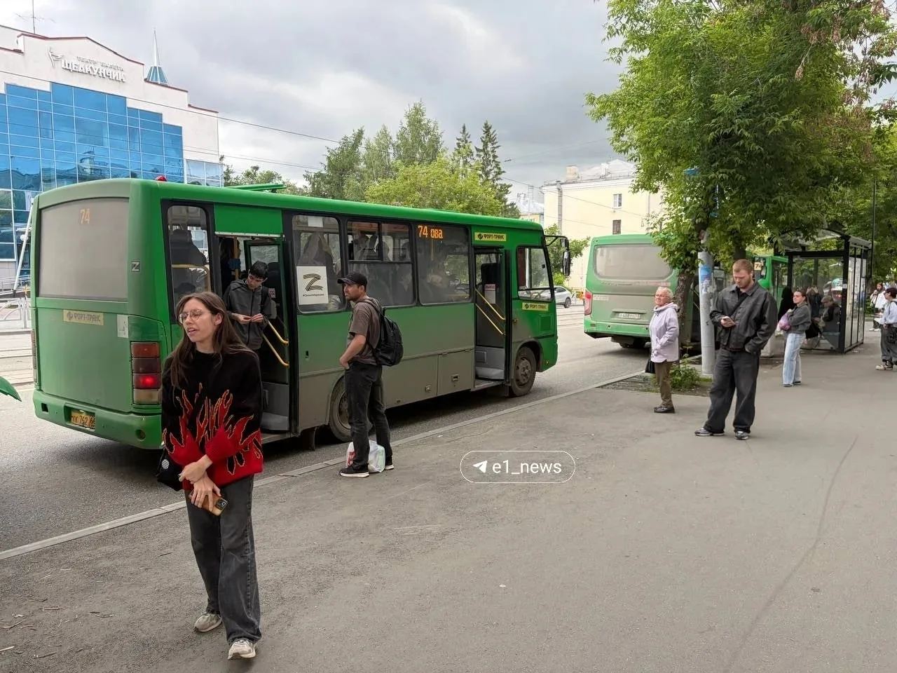 На остановке «Фрунзе» полиция останавливает практически все автобусы и проводит проверку, сообщает Е