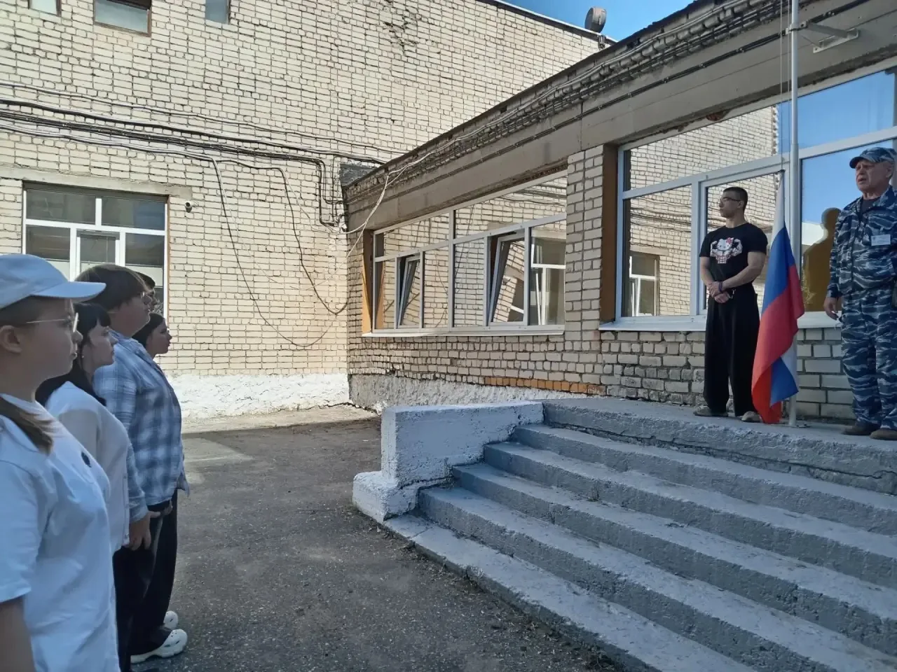 🇷🇺 Сегодня в нашем колледже утро началось с торжественного поднятия Государственного флага Российс