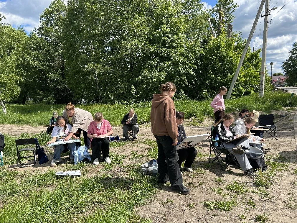 ☀️👩🏻‍🎨🎨Сегодня наши юные художники отправились на пленэр с более сложной темой. Они...