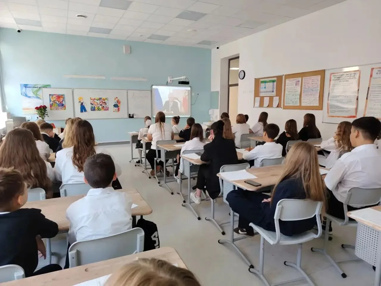 Каждый год звонок весёлый