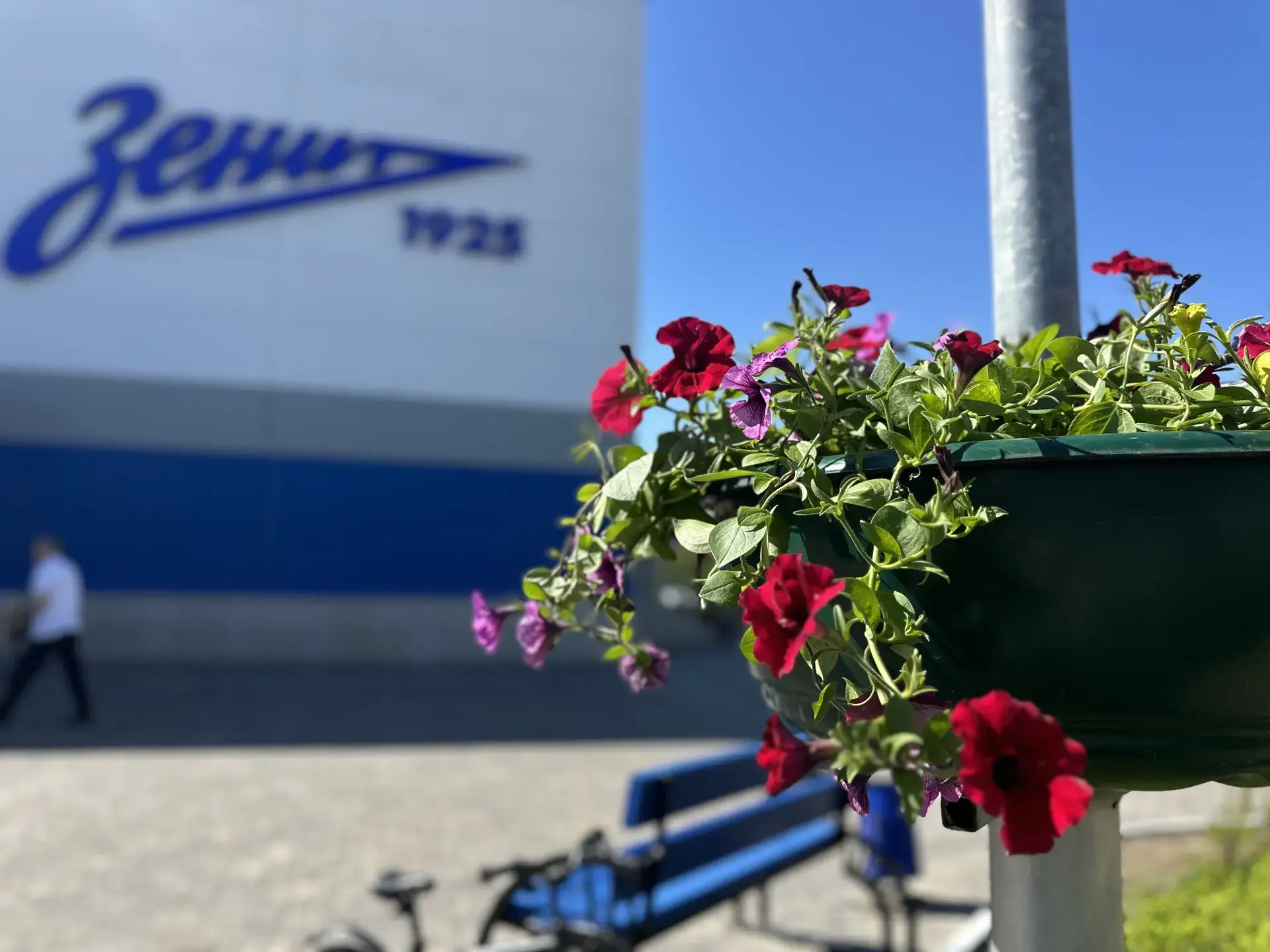 🌿 Субботник в  «Зените» — наводим красоту! 
В спортивном комплексе «Зенит» состоялся субботник в ра
