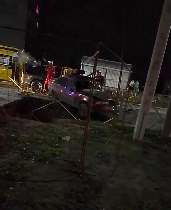На Труфанова автомобиль попал в яму на участке работ. Дорогу перекрыли, на месте скорая.
