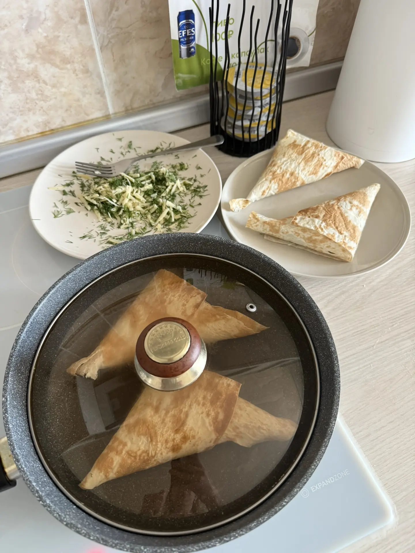 Время завтрака. 
Конвертики из лаваша с начинкой сыр + зелень. 
У нас в храме так делают. Это ооочен