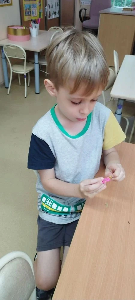 **Плетение из резиночек: больше, чем просто игра ✨🌈**

Глядя на то, с каким упоением дети создают б
