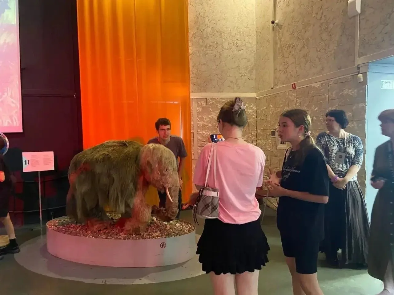 В яркий солнечный день старшие отряды школьного лагеря отправились в Музей Пермских древностей — нав