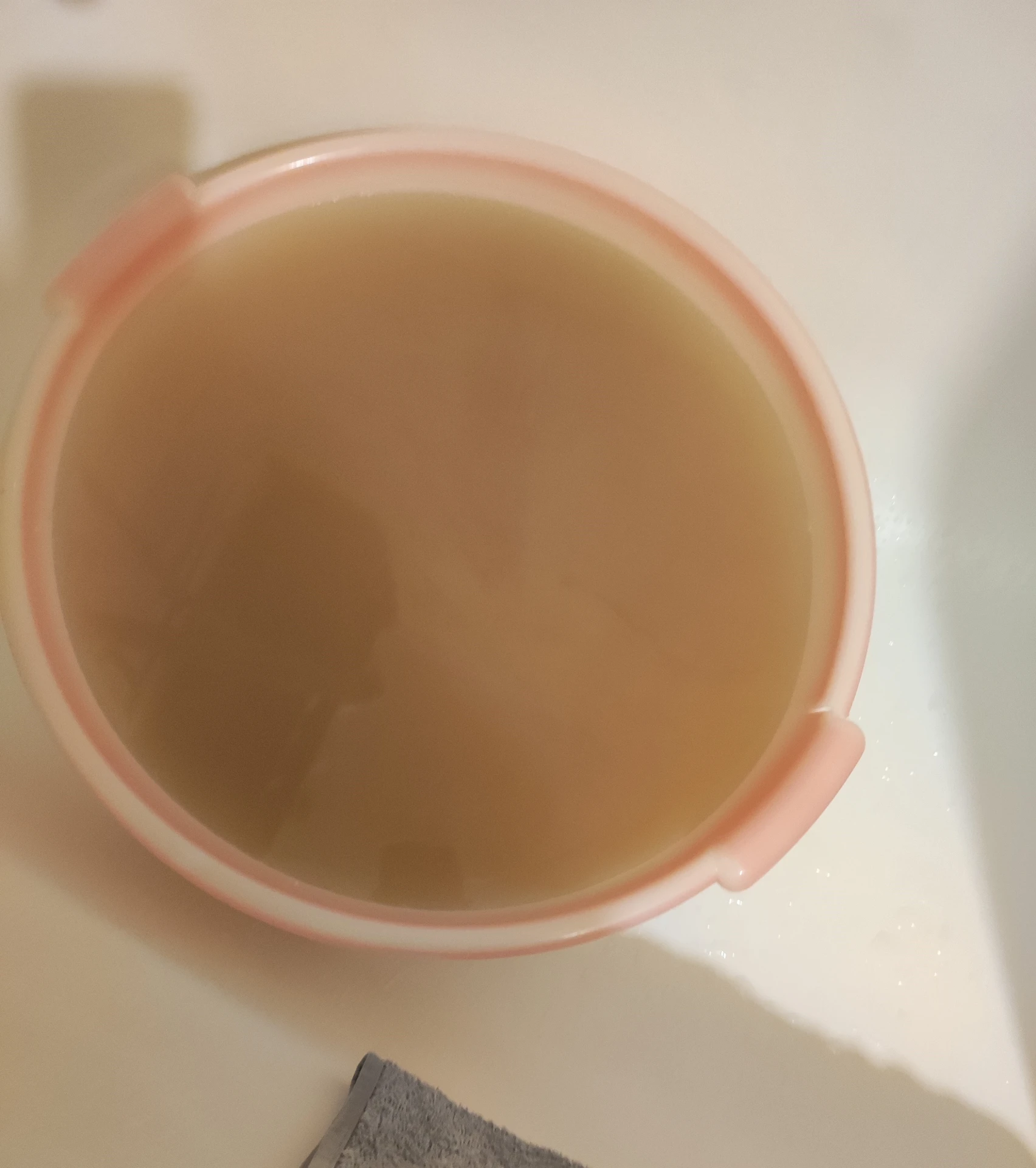 Вот такая вода бежит из крана в Кувандыке по улице Северная, д. 92. Администрация не же...