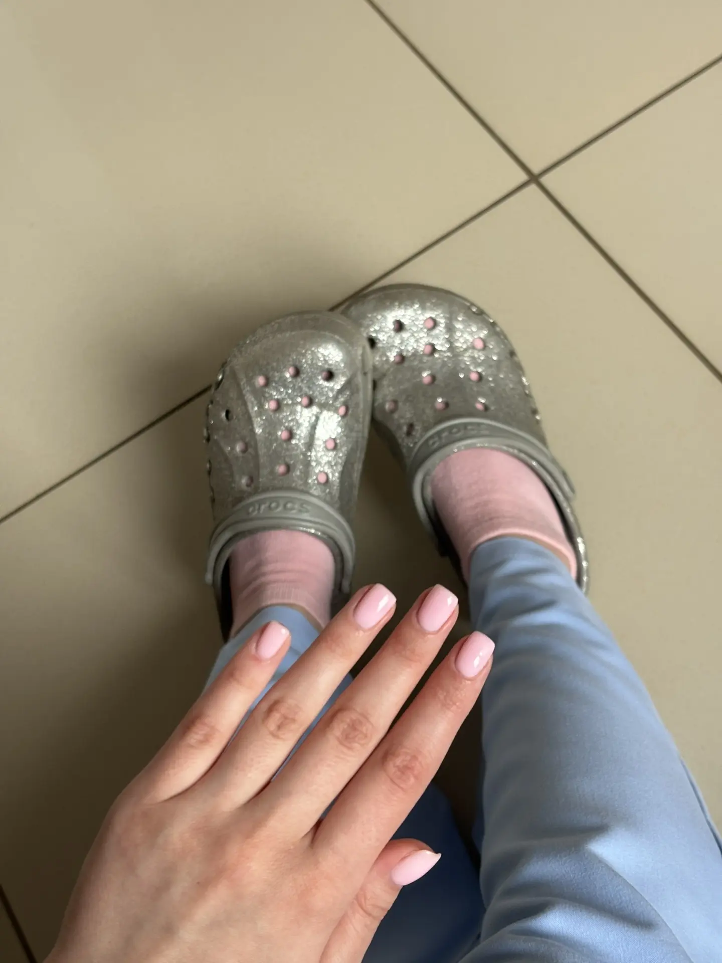 Нежно-розовый маникюр и немного времени для себя 💗
Напоминание: ухоженные руки - это не только эсте