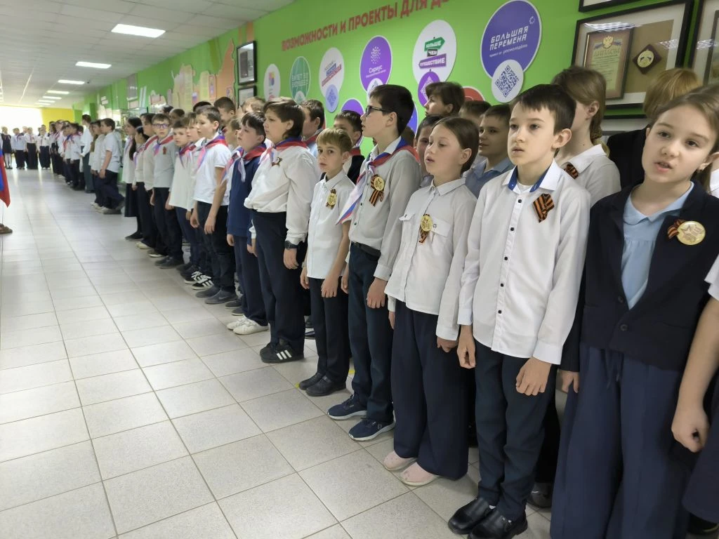 На этой неделе чести вынести флаг удостоилась юнармейцы 11в класса.  На традиционном построении учащ