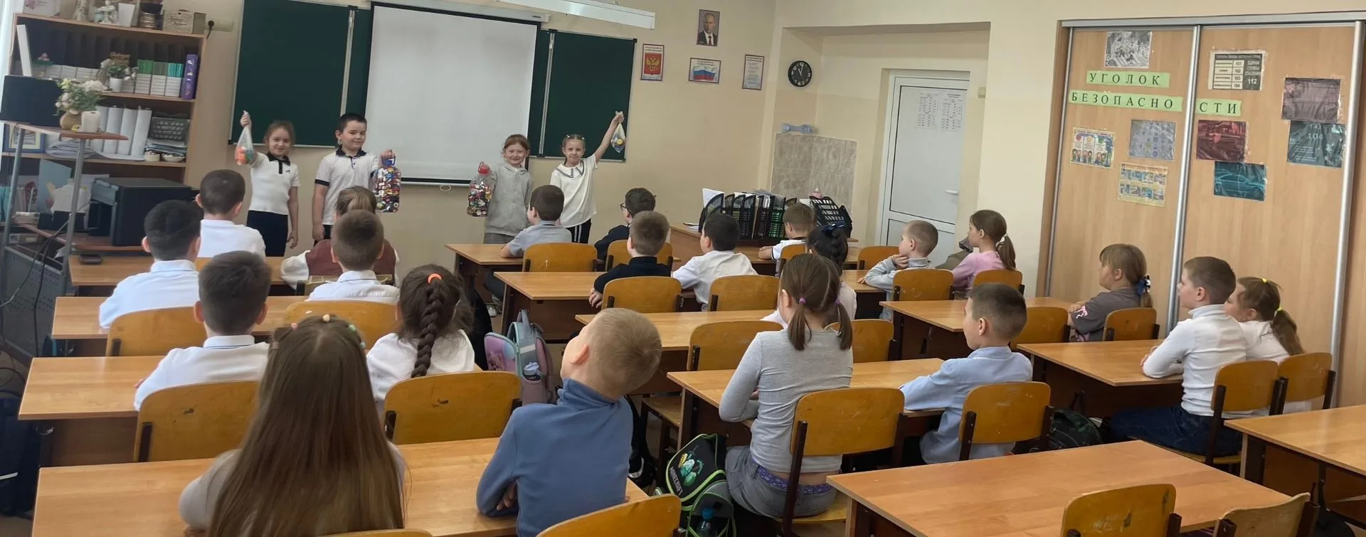 В школе № 13 проходят экологические акциии «Сдай батарейку» и «Полезные крышечки».  Сбор крышечек - 