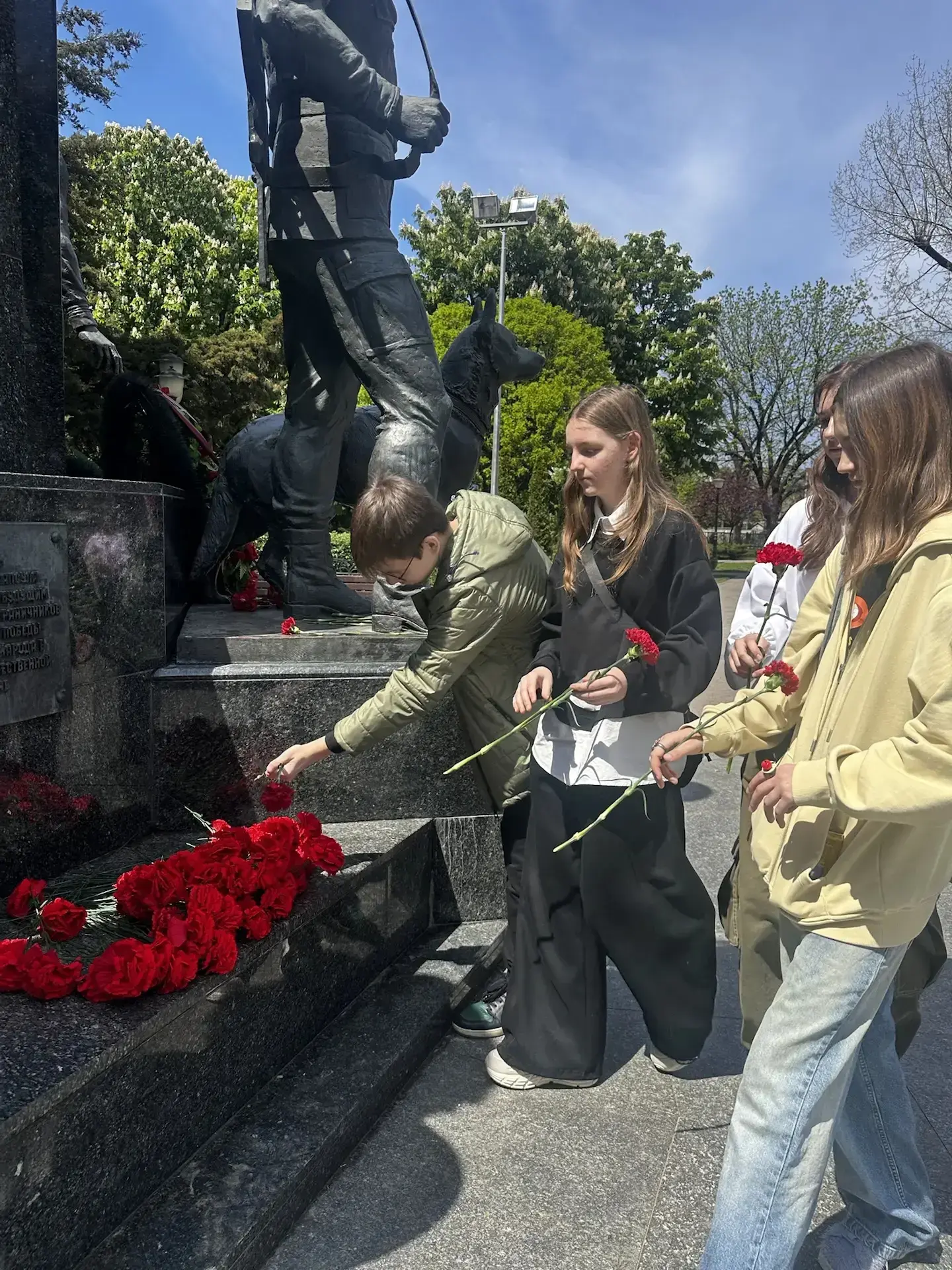 7 мая ребята 6 "Б" класса возложили 28 красных гвоздик к Памятнику Пограничников - в память о всех Г