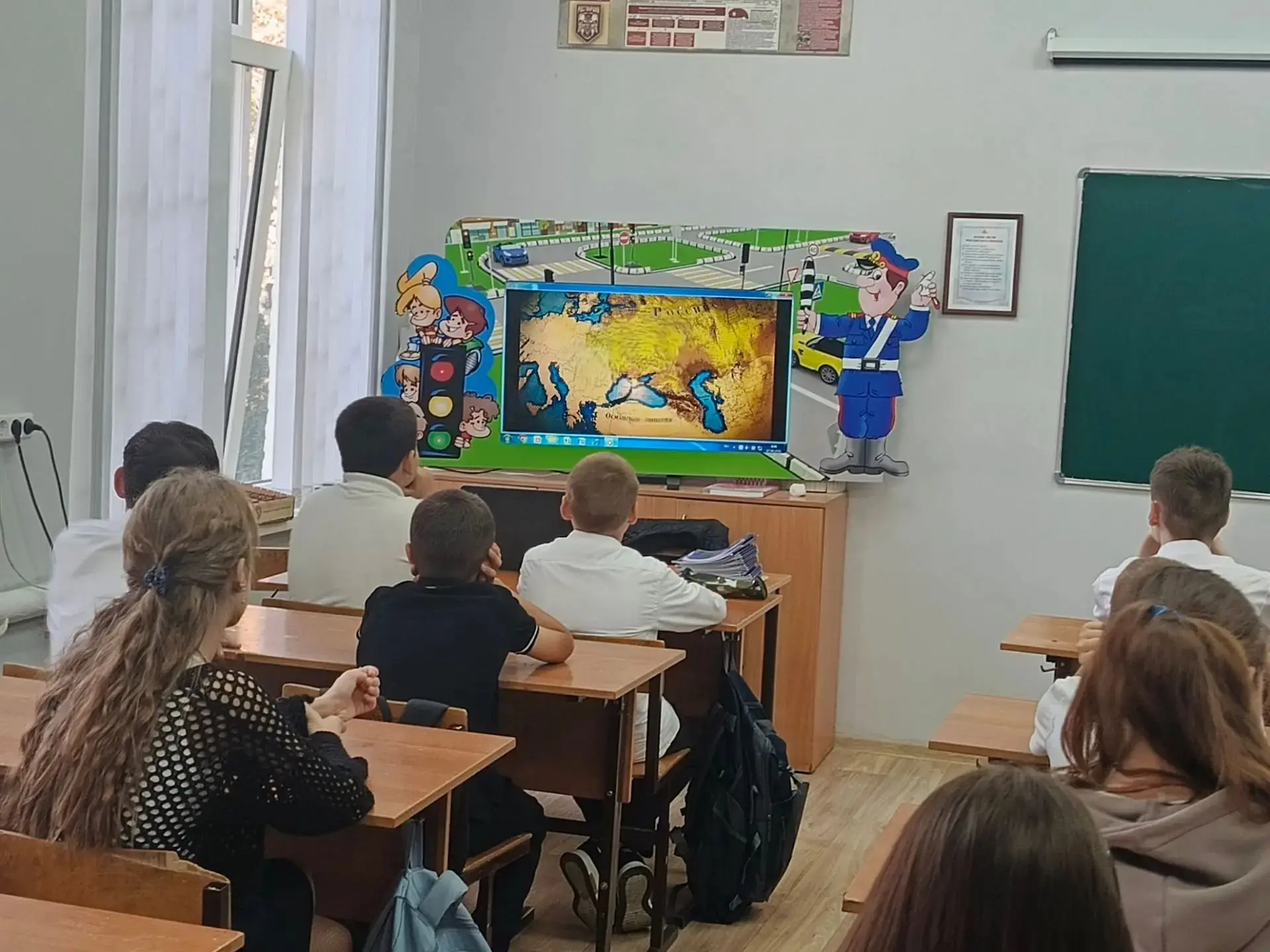 Сегодня на «Разговорах о важном» в 6«Б»классе (кл.рук. А.П.Тищенко) узнавали, как один ...