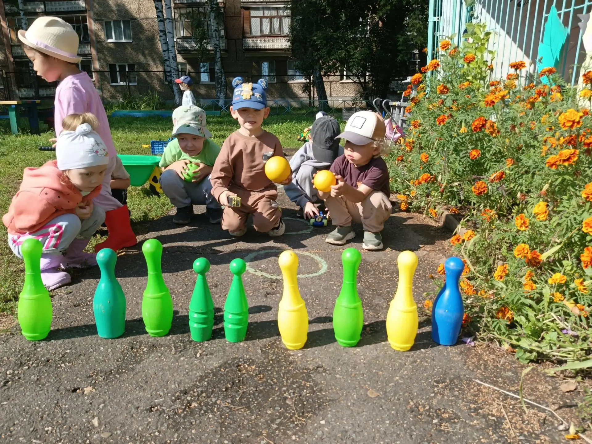 Сегодня с ребятами в группе "Карлсон" познакомились с игрой боулинг. Славно поиграли.