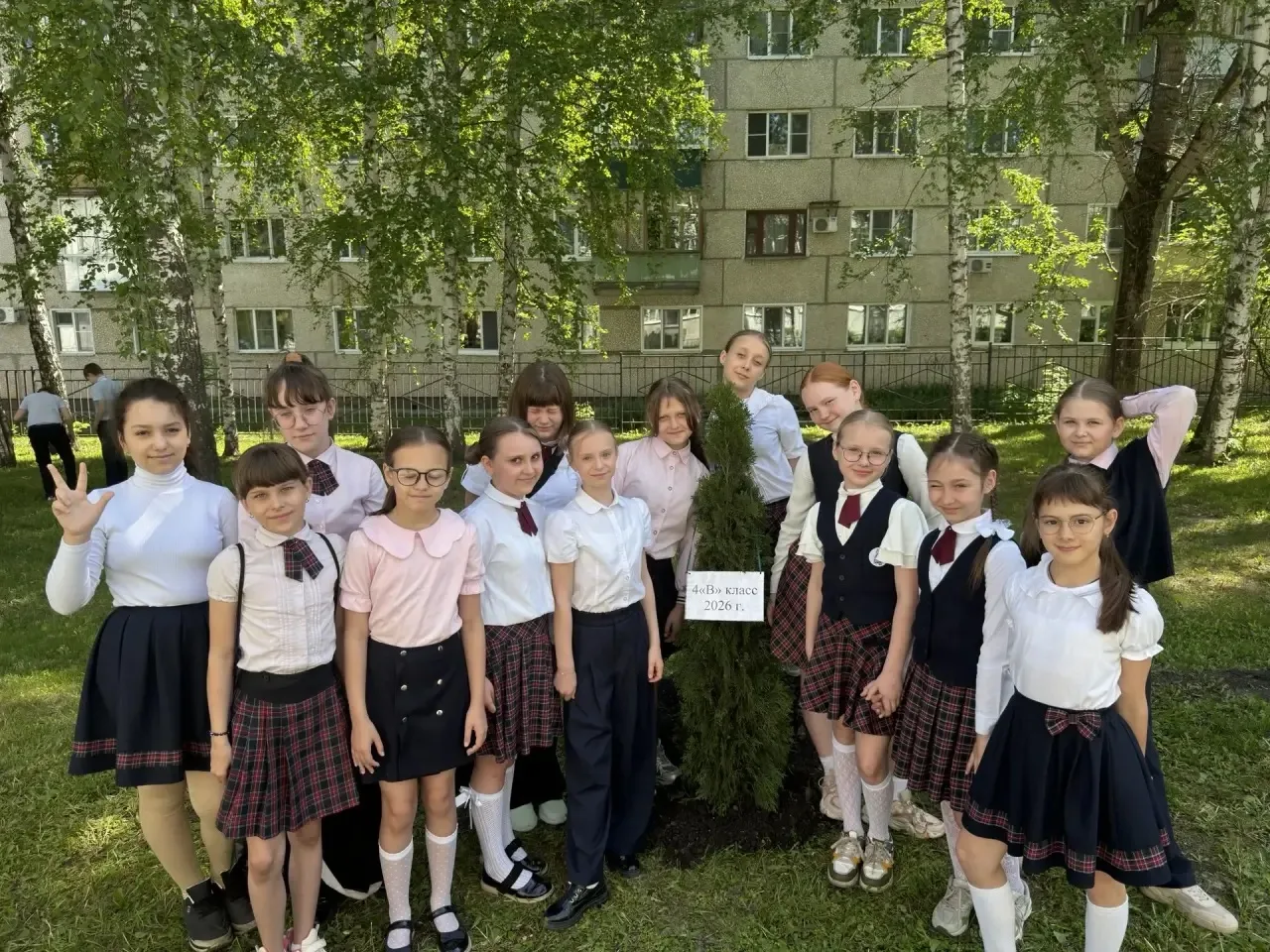 🌿 23 мая в гимназии произошло трогательное и очень символичное событие.  Ученики 10-го и 4-го классо